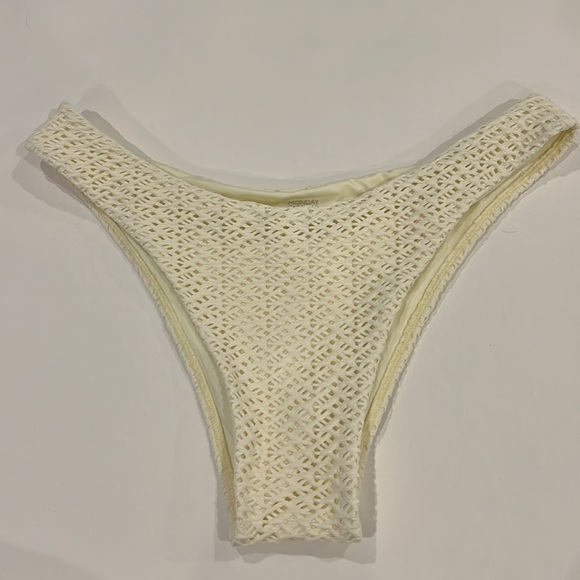 Monday Swimwear Byron Bottom- Ivory Crochet size medium - Picture 4 of 7